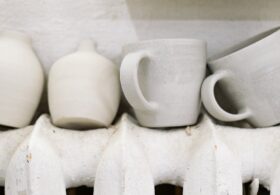 Sufit, który chłodzi i grzeje: gliniany tynk + maty kapilarne jako bezgłośna klimatyzacja domowa