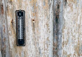 Ściana kapilarna z glinianym tynkiem i płytami PCM: ciche chłodzenie bez klimatyzacji + komfort zimą