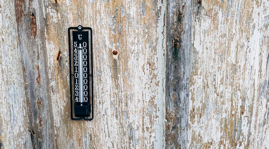 Ściana kapilarna z glinianym tynkiem i płytami PCM: ciche chłodzenie bez klimatyzacji + komfort zimą