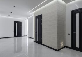 Żywa ściana z mikroalg w domu: fotobioreaktor, który zdobi, reguluje mikroklimat i świeci jak neon