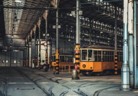 48 V DC w domu: magnetyczna szyna energetyczna w meblach i na ścianach (USB‑C, oświetlenie, czujniki) zamiast gniazdek