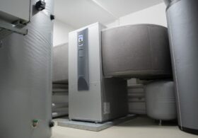 Meble z pamięcią temperatury: ukryte magazyny ciepła (PCM) w salonie i kuchni, które stabilizują klimat i obniżają rachunki