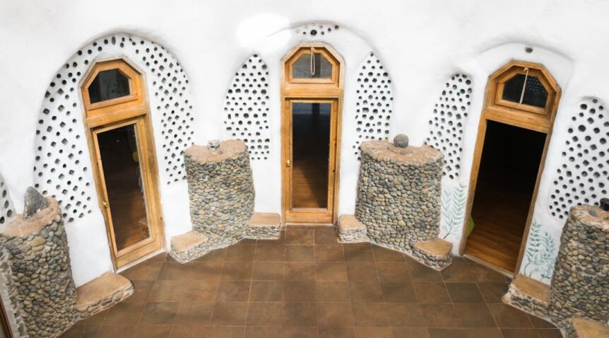 Ściana–akumulator ciepła: tynk gliniany z kapsułami PCM i czujnikami – pasywne chłodzenie latem, dogrzewanie zimą