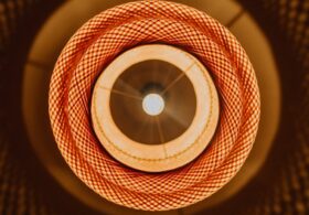 Ściany, które chłodzą i grzeją bez klimatyzacji: kapilarne tynki gliniane + meble z PCM jako cichy duet komfortu