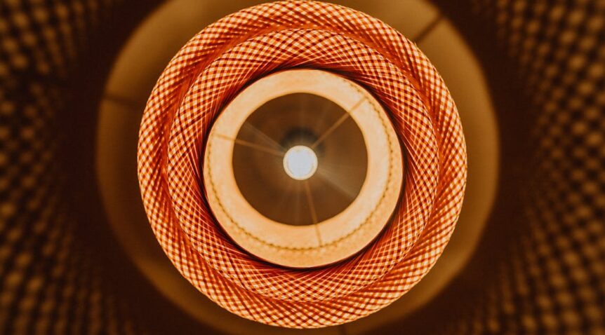 Ściany, które chłodzą i grzeją bez klimatyzacji: kapilarne tynki gliniane + meble z PCM jako cichy duet komfortu