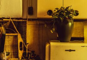 Spiżarnia bez prądu 2.0: gliniana szafka chłodząca z kominem solarnym do nowoczesnej kuchni (DIY + Smart)