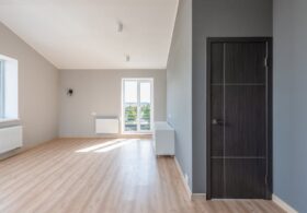 Listwa przypodłogowa 5w1: grzeje, świeci i ładuje – hybrydowy cokół 24 V do małych mieszkań (Matter‑Ready)